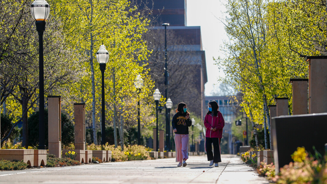 Masked-students-walking-on-campus.JPG